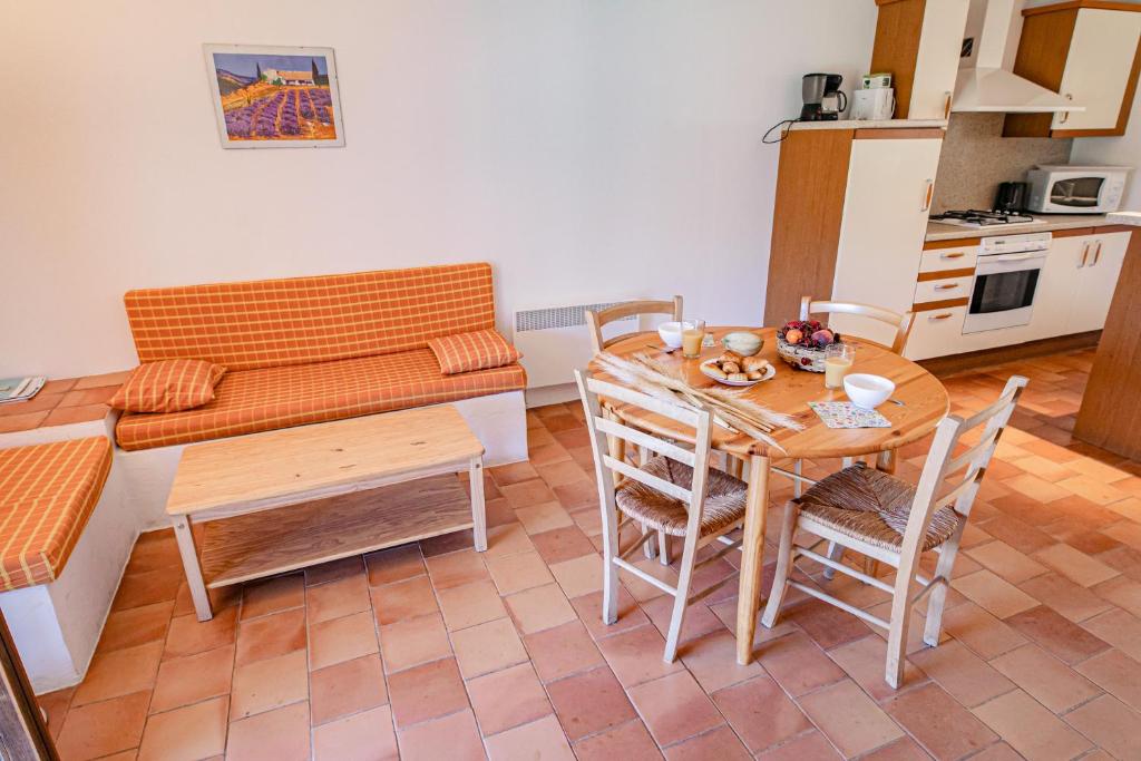 a kitchen and living room with a table and chairs at Domaine De Sigalous in La Crau