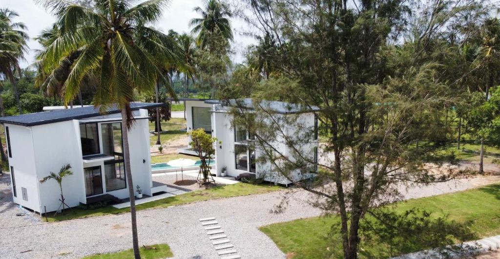 uma casa com uma palmeira em frente em Meet Up Villa 
