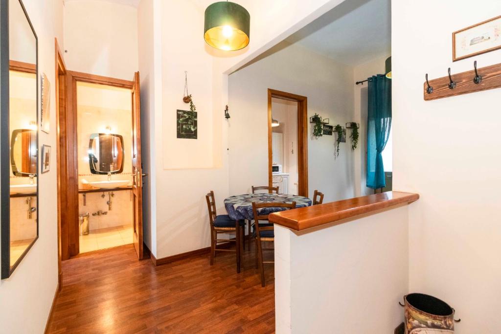 una sala con tavolo e sala da pranzo di Piazza Statuto Comfy APT - with 2 Balconies a Torino