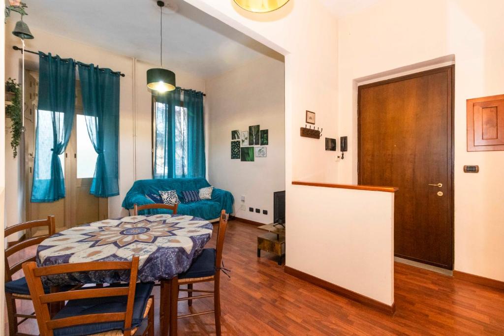 un soggiorno con tavolo e una sala da pranzo di Piazza Statuto Comfy APT - with 2 Balconies a Torino