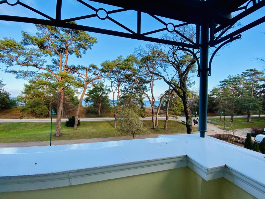 uitzicht vanaf de veranda van het huis met bomen bij Villa Caprivi 9 in Neuhof