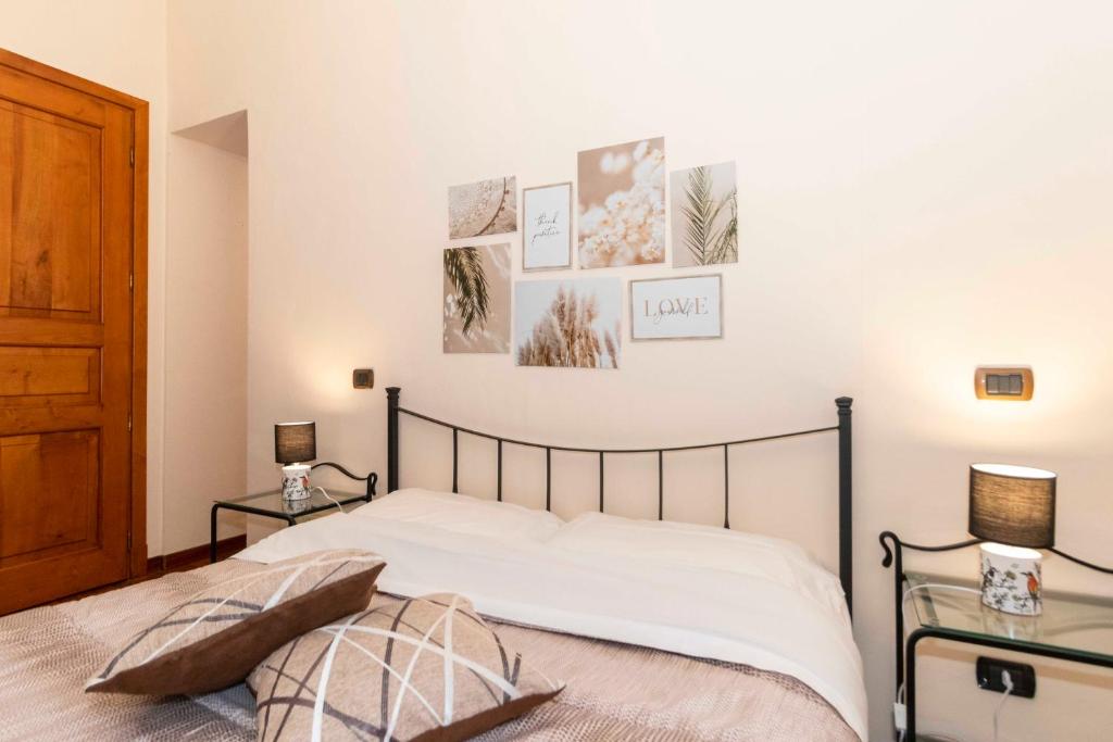 una camera con un letto e due tavolini di Piazza Statuto Comfy APT - with 2 Balconies a Torino