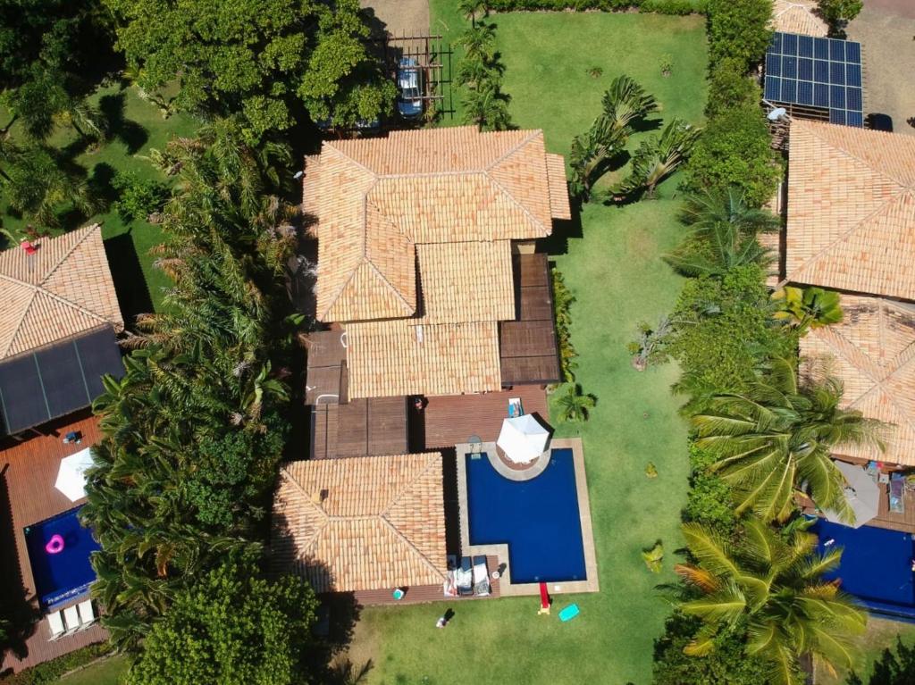 an overhead view of a house with a swimming pool at Costa do Sauipe Casa dentro do complexo hoteleiro in Costa do Sauipe