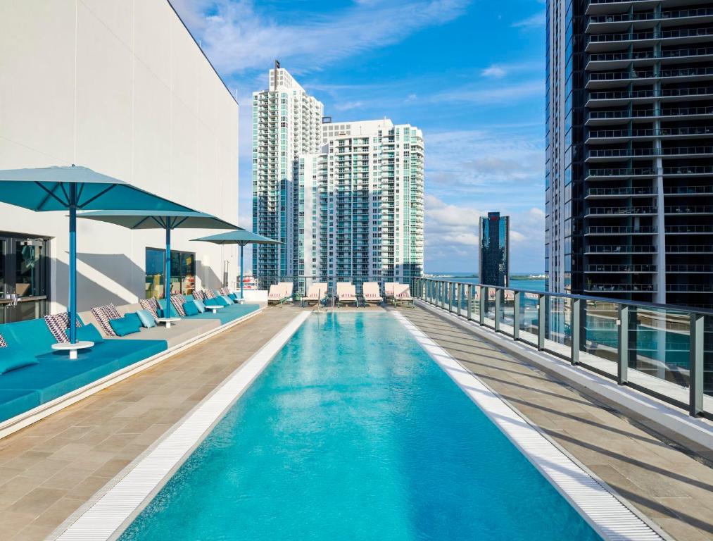 uma piscina no telhado de um edifício em citizenM Miami Brickell em Miami