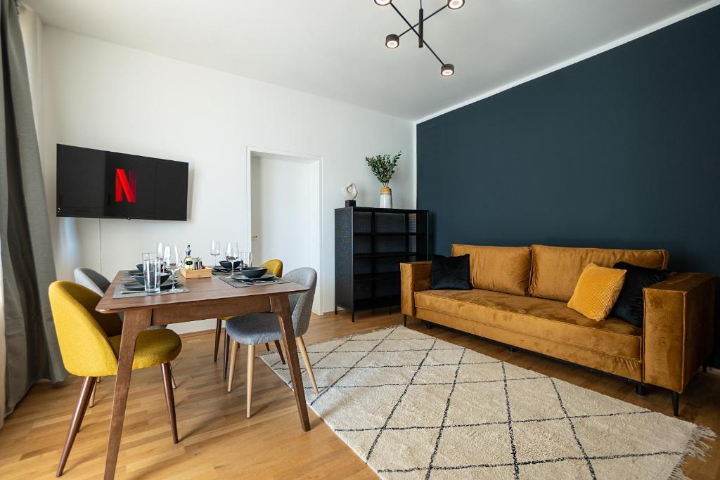 Bright stylish apartment with a huge terrace in a top location في فيينا: غرفة معيشة مع طاولة وأريكة