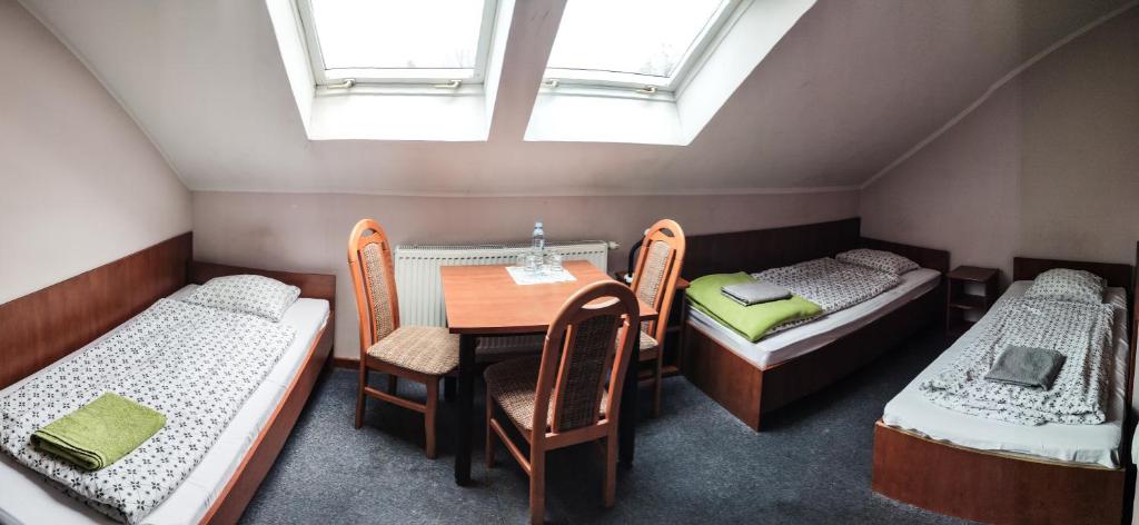 Posteľ alebo postele v izbe v ubytovaní Hotel Na Wzgórzu