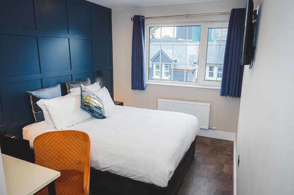 Una cama o camas en una habitación de Failte Hotel