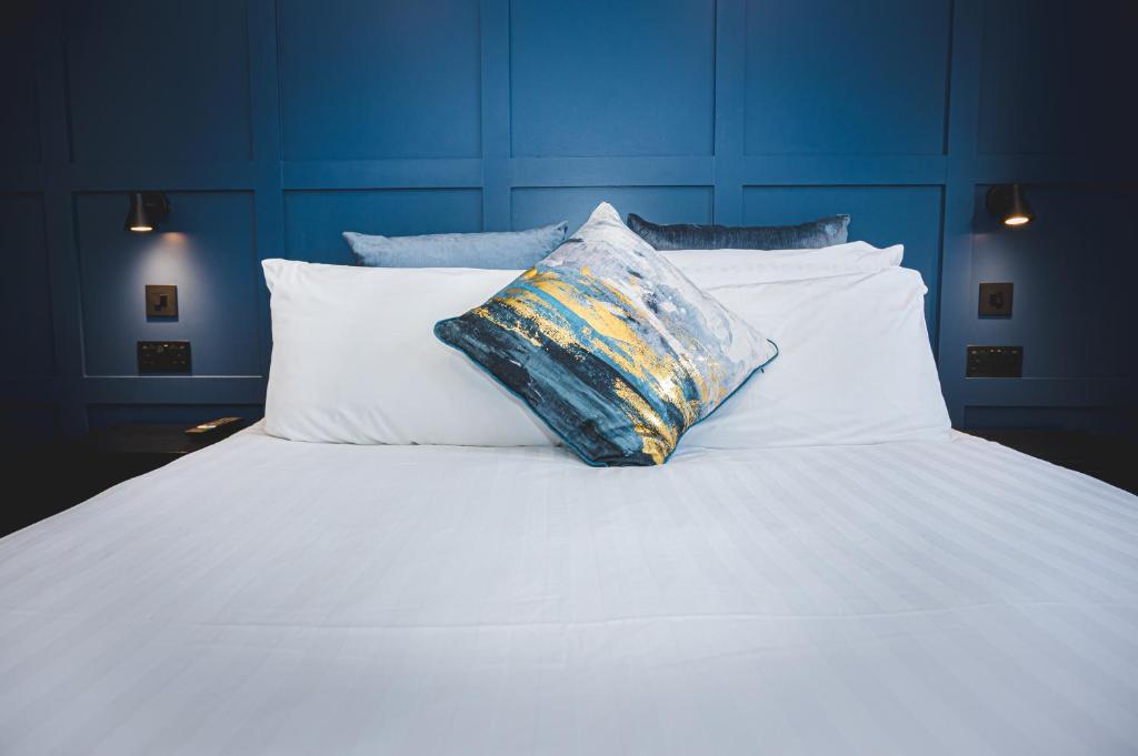 Una cama o camas en una habitación de Failte Hotel
