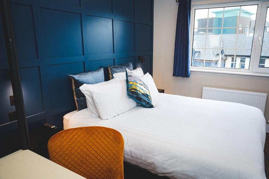 Una cama o camas en una habitación de Failte Hotel