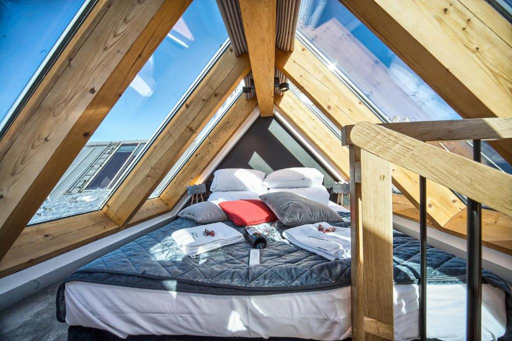Posteľ alebo postele v izbe v ubytovaní VisitZakopane - Diamond Spa Apartment