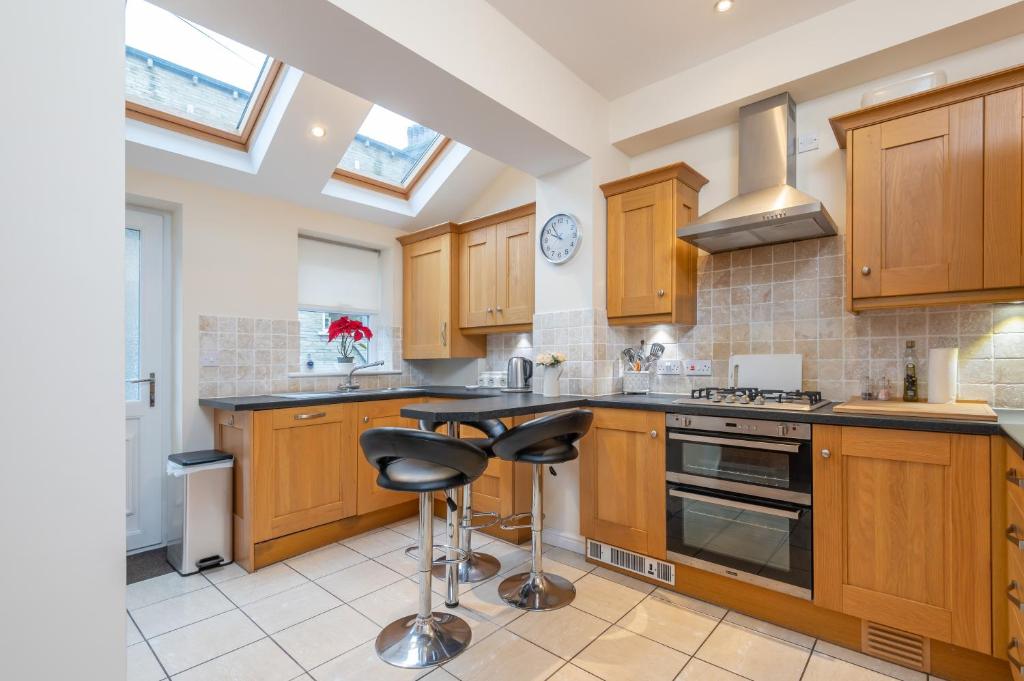 Kitchen o kitchenette sa Sleeps 5 - 3 Bedrooms - walk to the square hosted Happy Valley cast