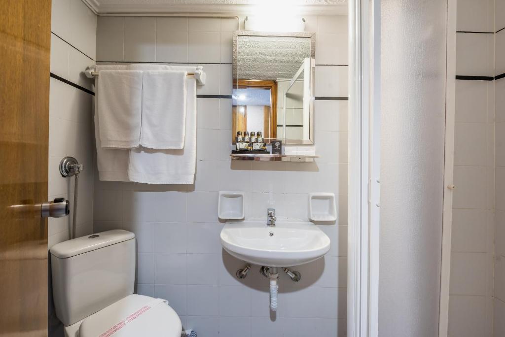 Arahova Inn Hotel - 11