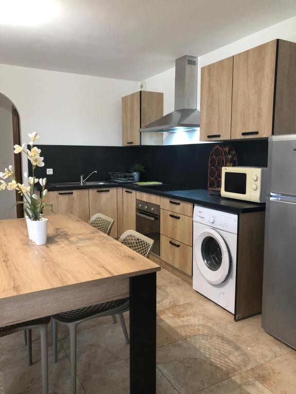 Кухня или мини-кухня в Appartement T2 rez de villa
