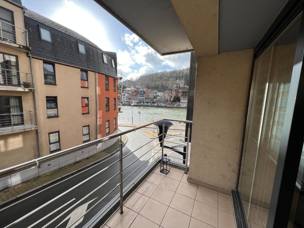 un balcón de un edificio con vistas al agua en Le Sancerrois, en Dinant