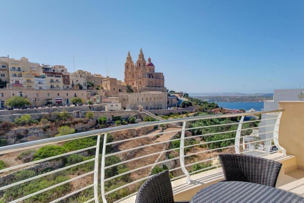 balcone con sedie e vista sulla città di Amazing 1 bedroom with views in Mellieha a Mellieħa