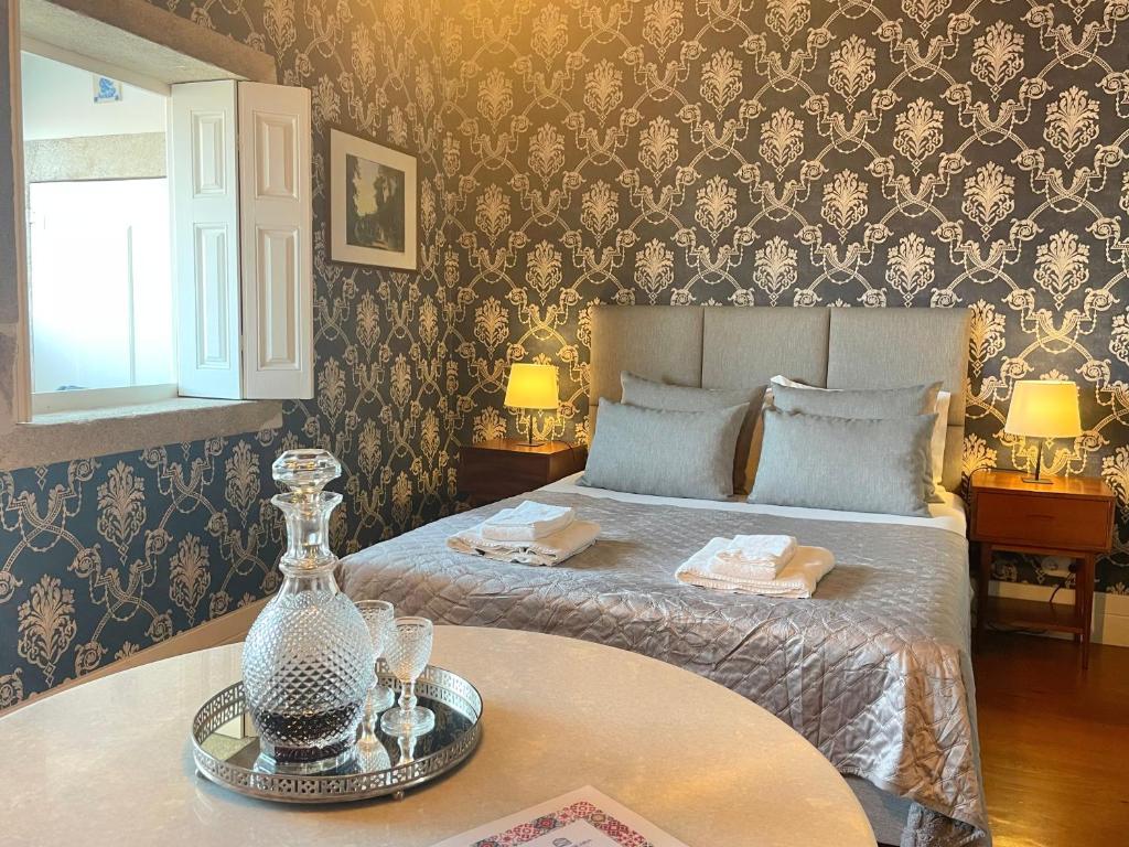 - une chambre avec un lit, une table et deux lampes dans l'établissement The Brewmaster's House, à Porto
