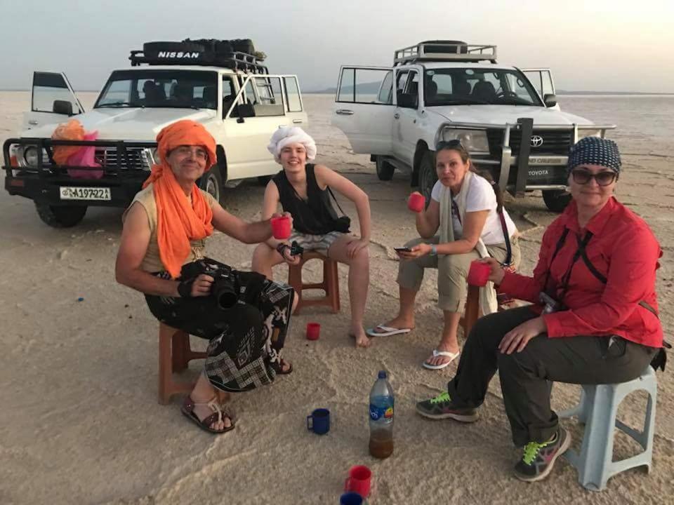 grupa ludzi siedzących na leżakach na plaży w obiekcie King Dawit Ethiopia Tours & Travel w Addis Abebie