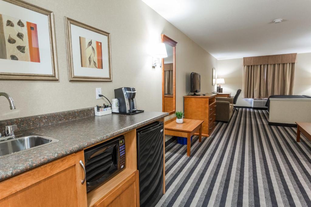 Kuchyň nebo kuchyňský kout v ubytování Days Inn & Suites by Wyndham Edmonton Airport