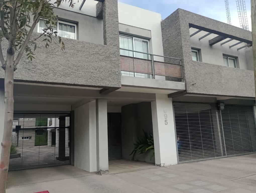 un edificio de apartamentos con balcón y patio en DEPARTAMENTOS LEMOS TRES en Mendoza