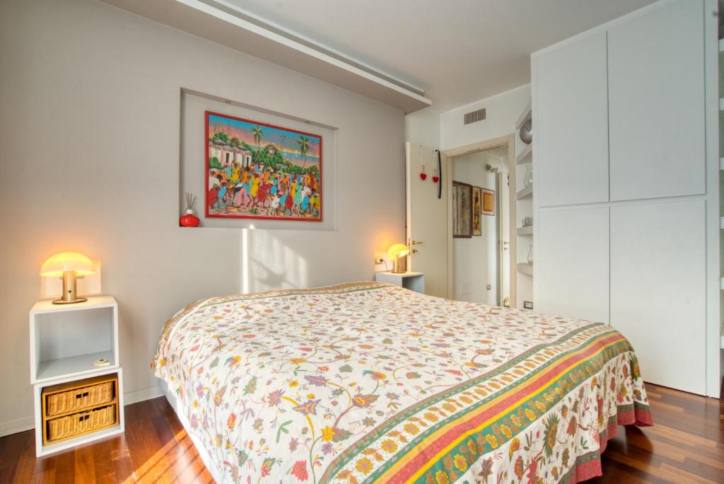 A bed or beds in a room at CaseOspitali - Casa Di Bibi, colorato ed elegante bilocale vicino al Naviglio Martesana per 4
