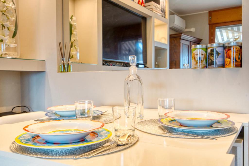 A kitchen or kitchenette at CaseOspitali - Casa Di Bibi, colorato ed elegante bilocale vicino al Naviglio Martesana per 4