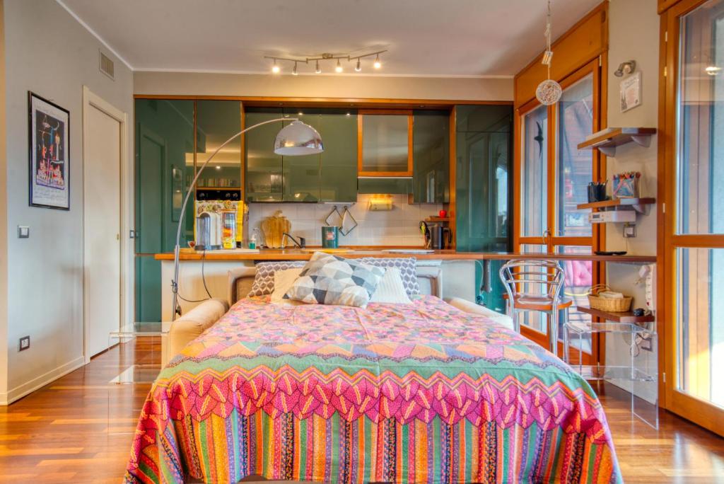 A bed or beds in a room at CaseOspitali - Casa Di Bibi, colorato ed elegante bilocale vicino al Naviglio Martesana per 4