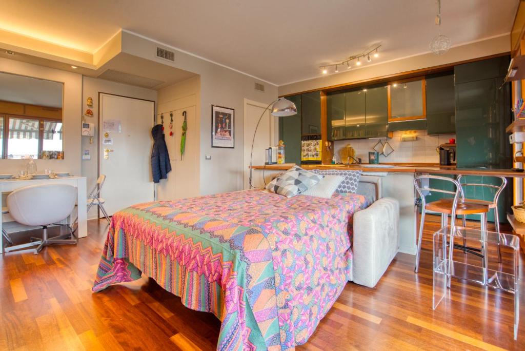 A kitchen or kitchenette at CaseOspitali - Casa Di Bibi, colorato ed elegante bilocale vicino al Naviglio Martesana per 4