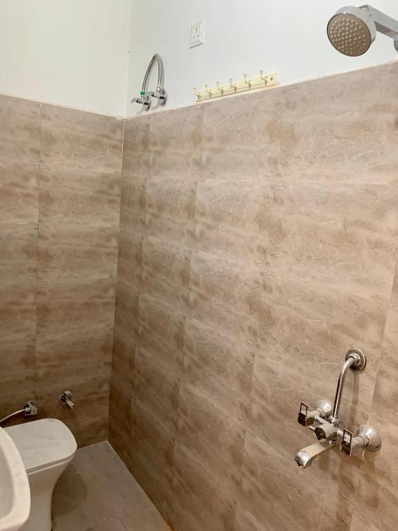 斋浦尔JSR Boys Hostel - Pratap Nagar的带马桶和水槽的浴室