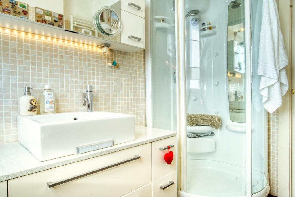 A bathroom at CaseOspitali - Casa Di Bibi, colorato ed elegante bilocale vicino al Naviglio Martesana per 4