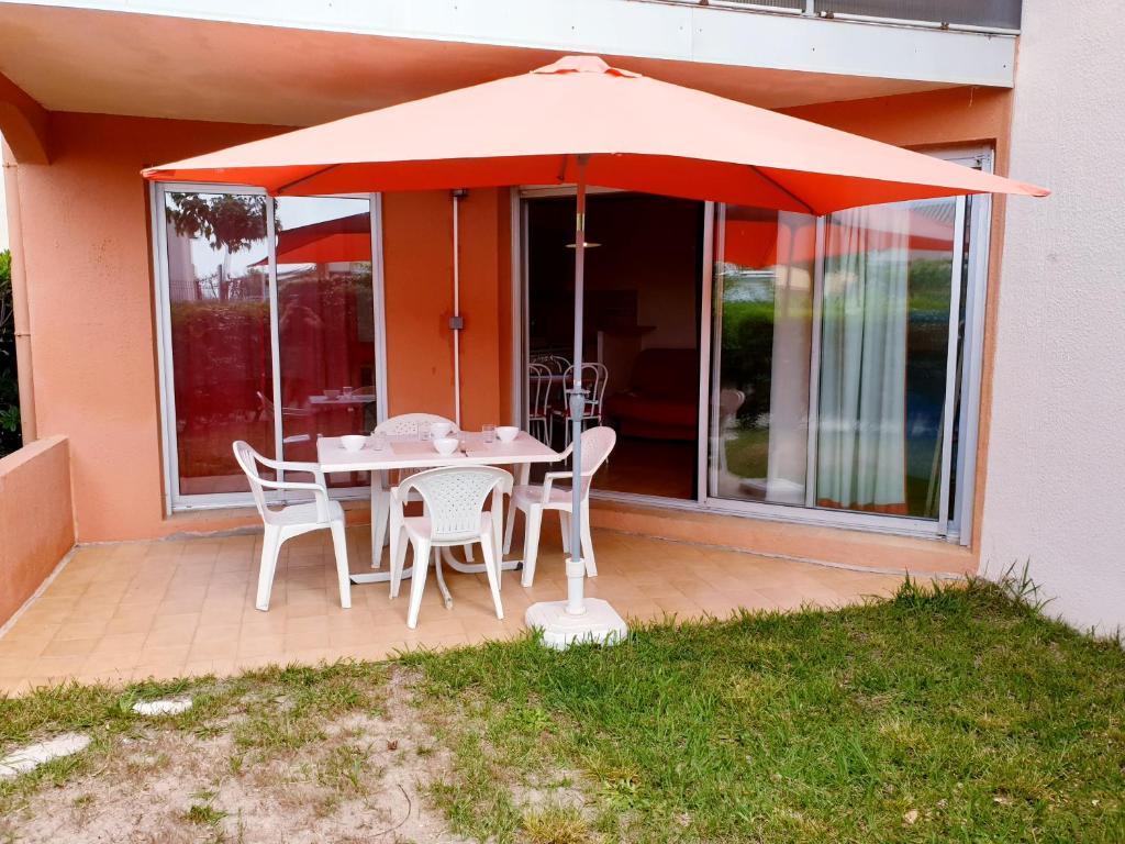 Patio alebo iná vonkajšia časť ubytovania CAPAO Joli T2 cabine piscine proche mer plage Richelieu Cap d'Agde