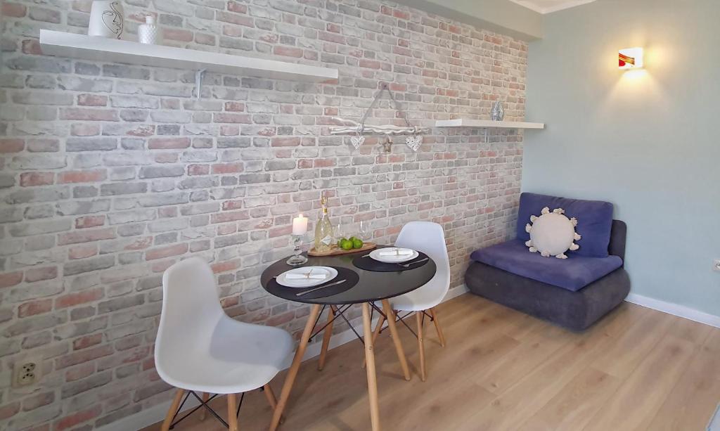 Posedenie v ubytovaní Holiday Home SLAVIA NEW 408 z sypialnią i balkonem przy plaży