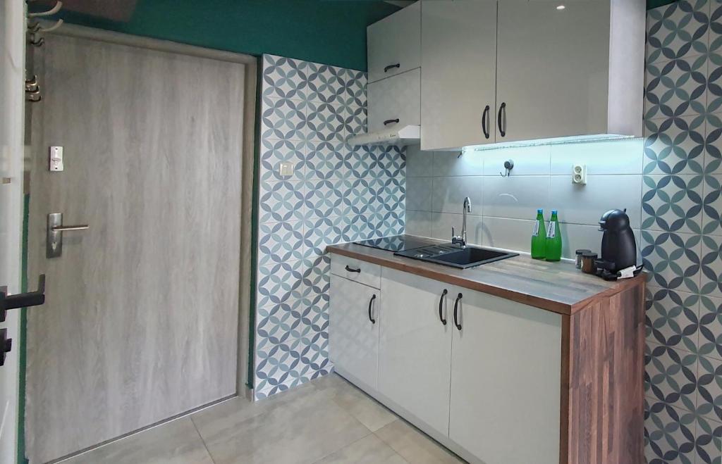 Kuchyňa alebo kuchynka v ubytovaní Holiday Home SLAVIA NEW 408 z sypialnią i balkonem przy plaży