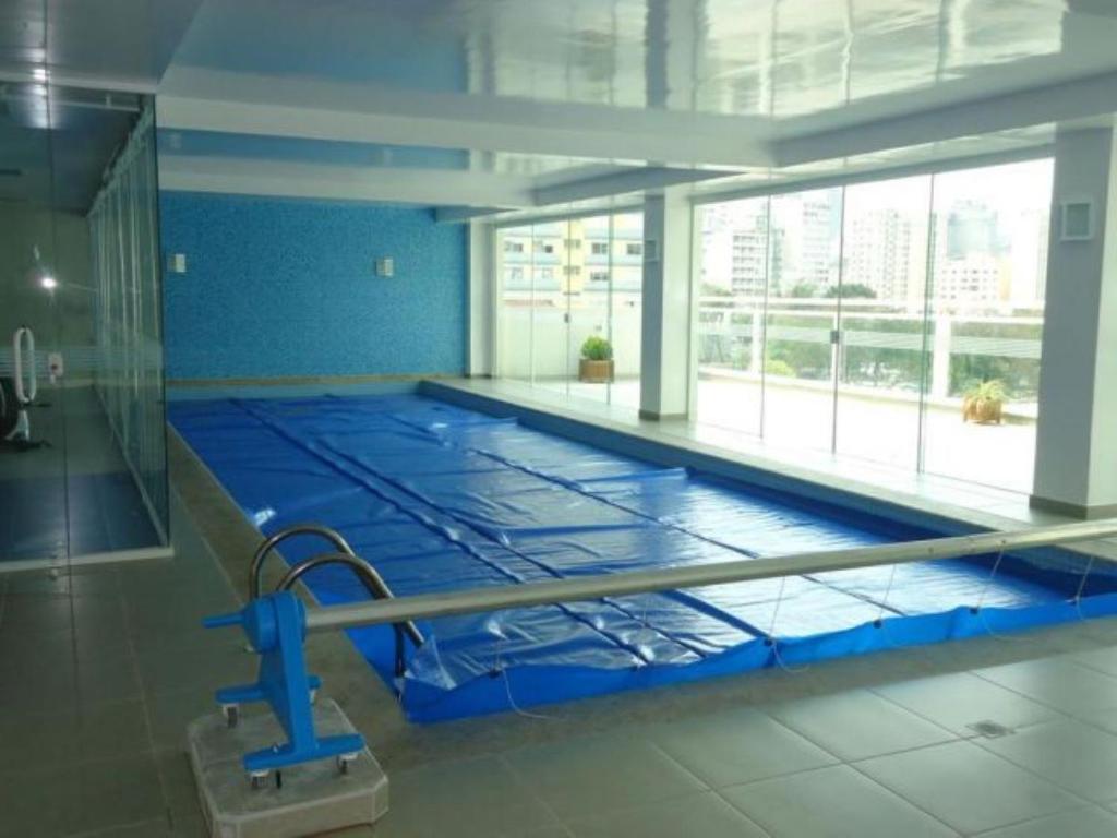 a large swimming pool in a large building at Studio Moderno e Aconchegante in Curitiba