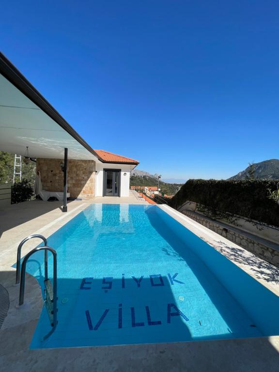 Bazén v ubytování Antalya Villa Esiyok with heated pool nebo v jeho okolí