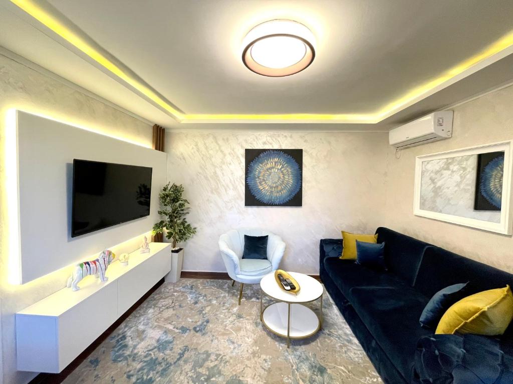 - un salon avec un canapé et une télévision dans l'établissement Apartment Lena Niksic, à Nikšić