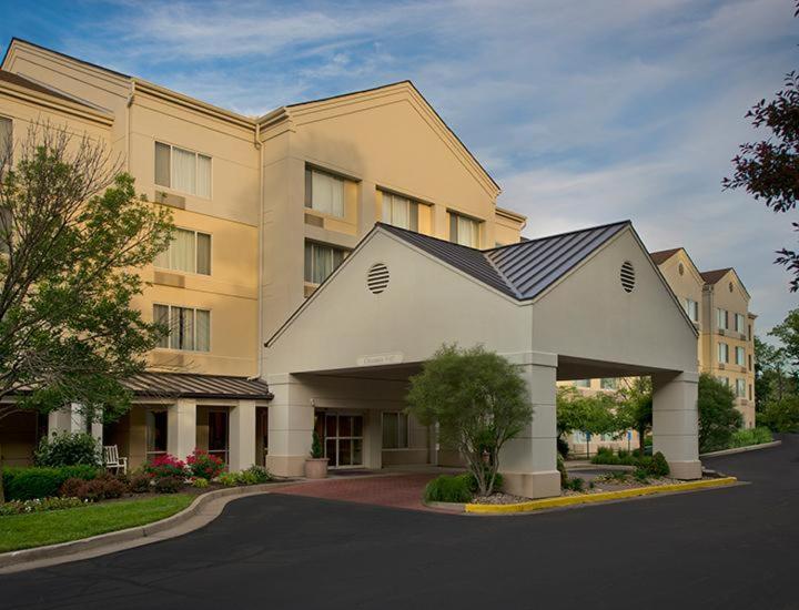 a large building with a driveway in front of it at King's Inn Mason,Ohio in Cincinnati