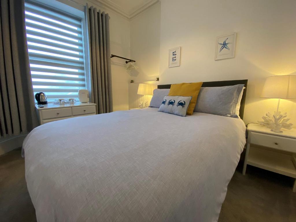 Ένα ή περισσότερα κρεβάτια σε δωμάτιο στο Rooms At Babbacombe
