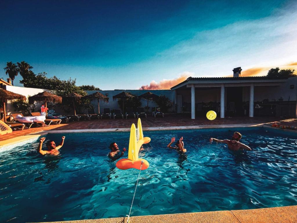 um grupo de pessoas brincando em uma piscina em Villa Paraiso - Appartement 2 pièces privatif em Alhaurín de la Torre