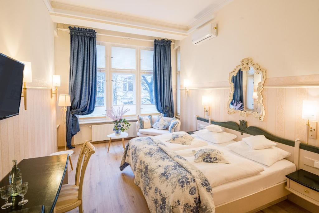 Postel nebo postele na pokoji v ubytování Hotel Augusta Am Kurfürstendamm