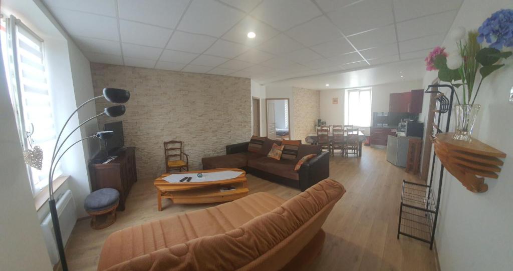 a living room with a couch and a table at Cramiland - Super appart 5 pers centre ville in Montbéliard