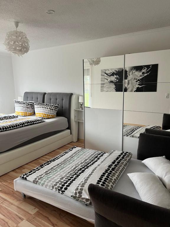 salon z 2 łóżkami i kanapą w obiekcie O&V Apartment w mieście Waldshut-Tiengen