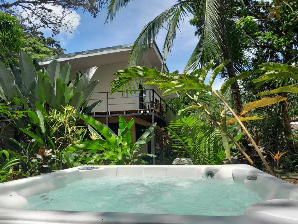 bañera frente a una casa en Miah house, en Puerto Jiménez