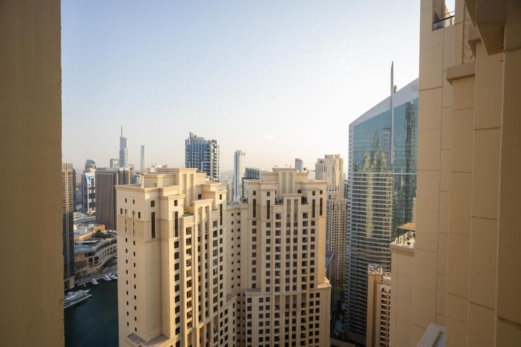 vistas a una ciudad con edificios altos en Beach wave en Dubái