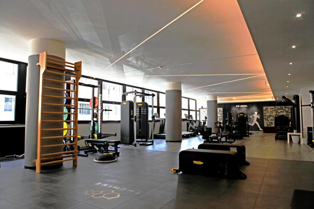Fitness centrum a/nebo fitness zařízení v ubytování The Hive Hotel
