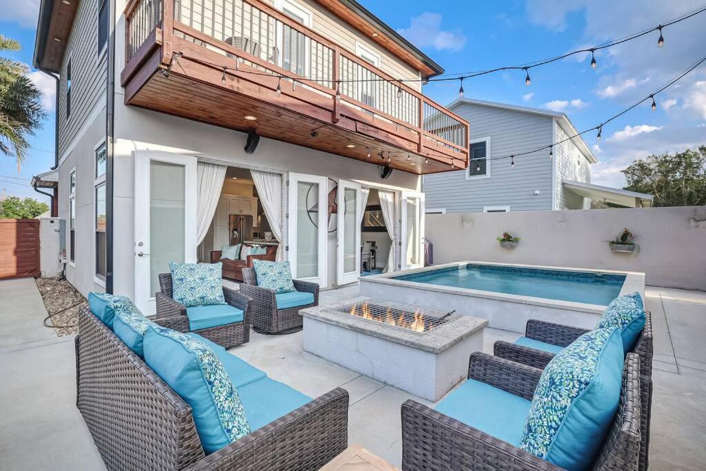 un patio con sillas y una piscina en Sunkissed Sands en St. Augustine