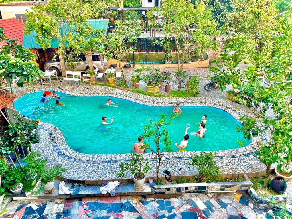 um grupo de pessoas numa piscina num resort em Tuan Ngoc Hotel em Ninh Binh
