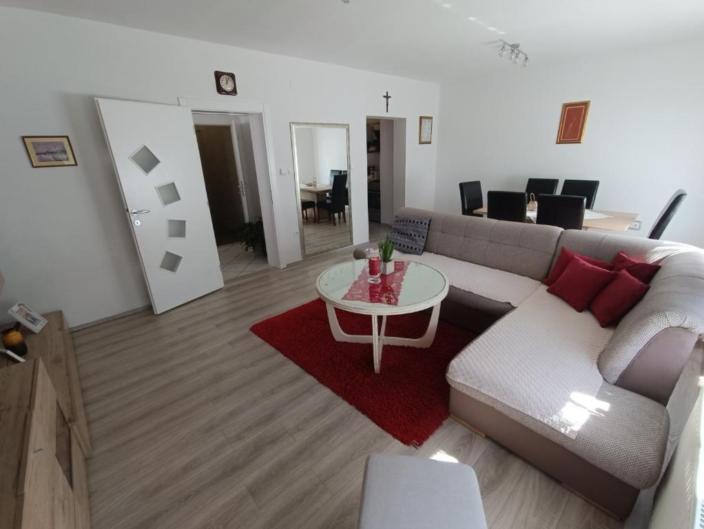 sala de estar con sofá y mesa en Kuća za odmor KOD MARE en Vukovar