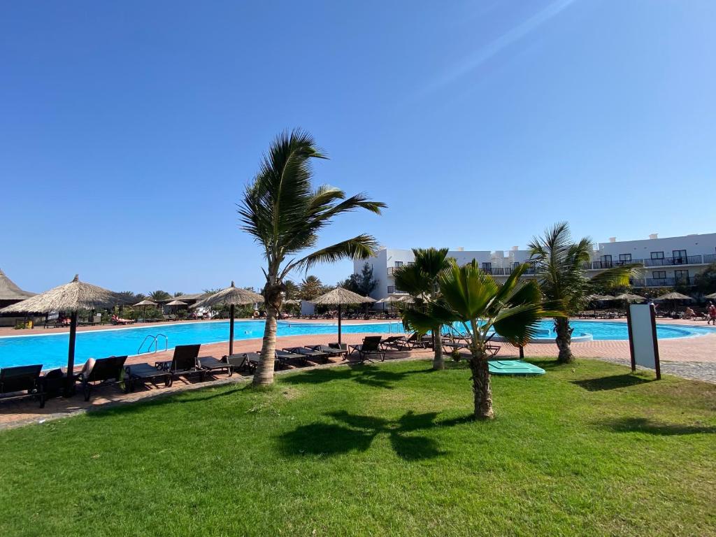 ośrodek z basenem i palmami w obiekcie Quality Melia Dunas Beach Resort Apt Spa Gym 7 Pools w mieście Santa Maria