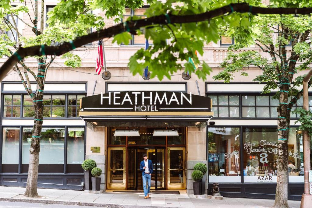波特蘭的住宿－Heathman Hotel，站在健康酒店前的男人
