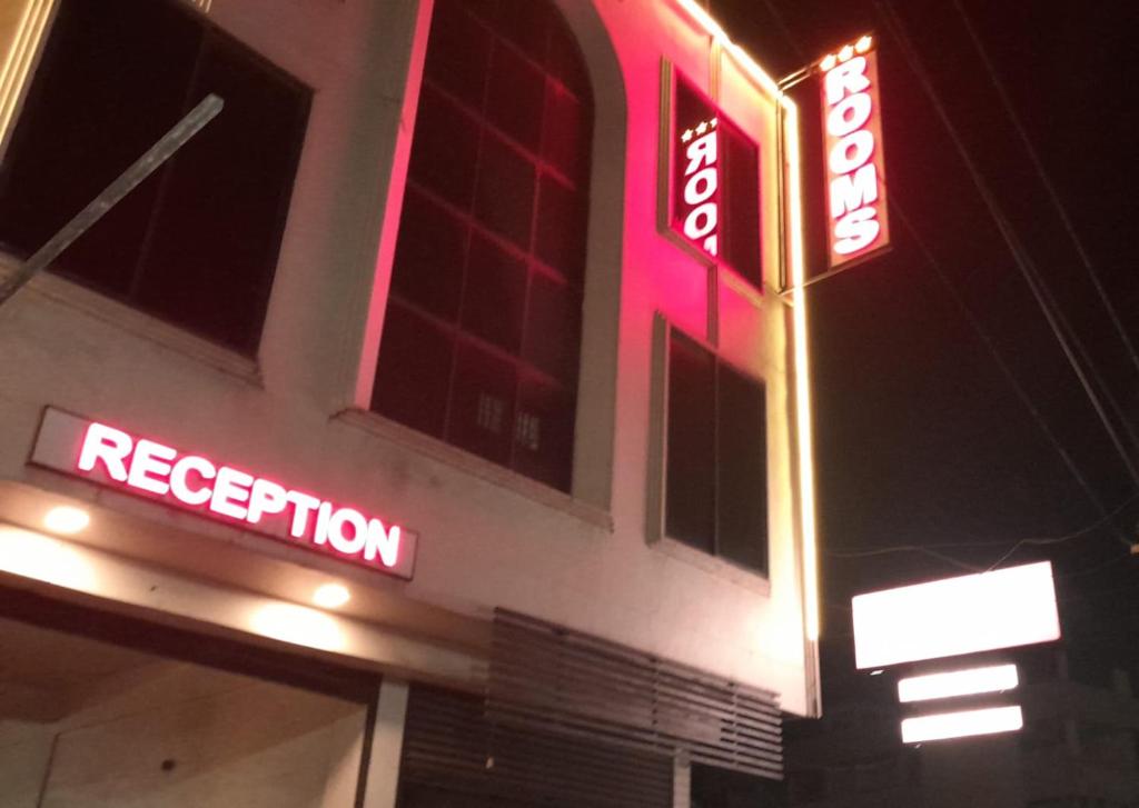 Redbell Suites Manjeri - отзывы и видео